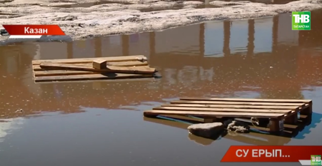 Җылы көннәр нәтиҗәсе: машиналар йөзә, кешеләр ишек алдыннан чиләкләп су чыгара – видео