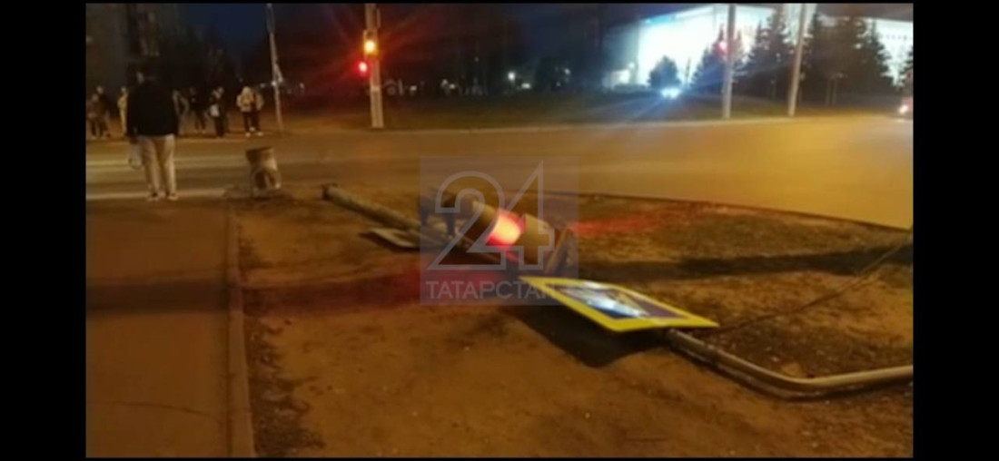 Казанда бер җәяүле өстенә светофор төшкән