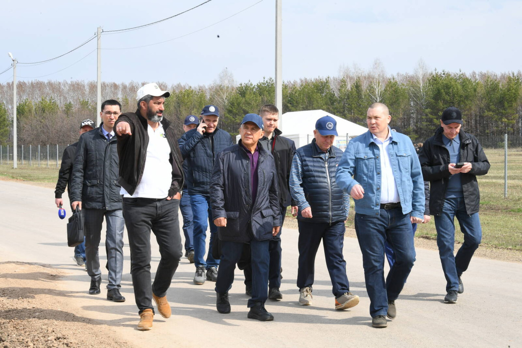 Татарстан Рәисе Мамадыш районында язгы кыр эшләре барышы белән танышты