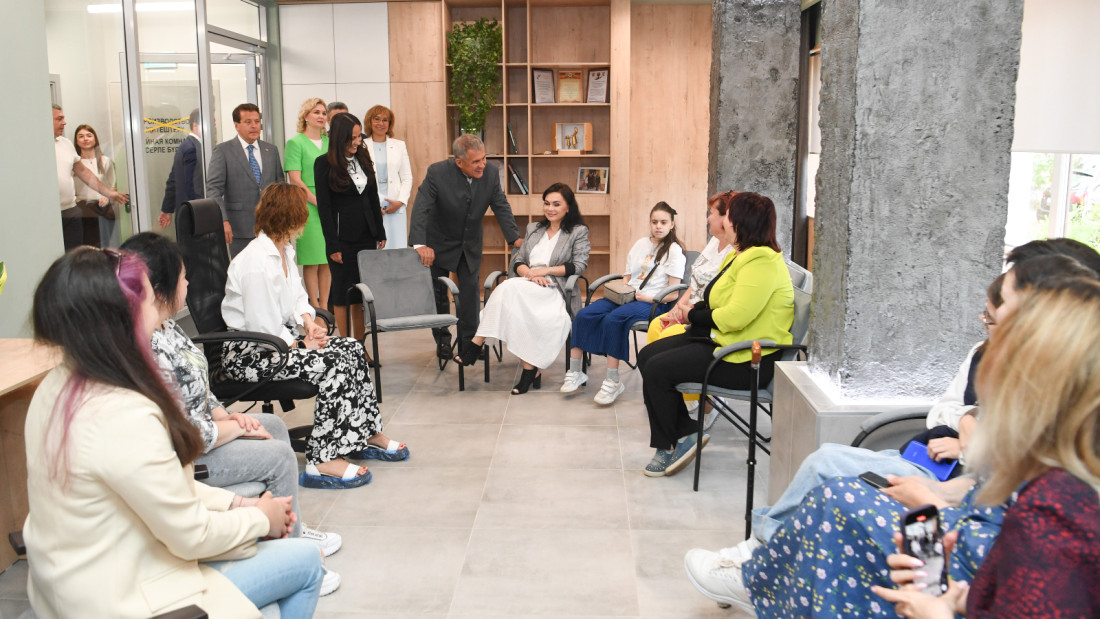 Татарстан Рәисе "Барысы да балалар өчен" инклюзив үзәгендә булды