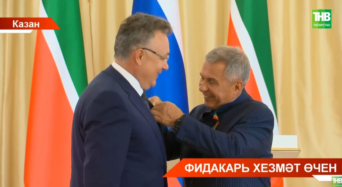 Рөстәм Миңнеханов Казан Кремлендә Россия һәм Татарстанның дәүләт бүләкләрен тапшырды - видео