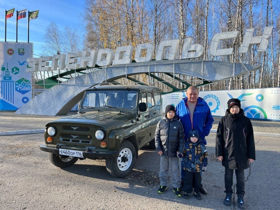 Яшел Үзәндә яшәүче Кудряшовлар гаиләсе махсус хәрби операциядә катнашучы якташларына УАЗ тапшырган