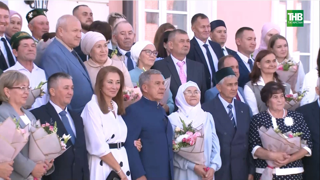 Татарстанның үрнәк гаиләләре Казан Кремлендә Рөстәм Миңнеханов һәм аның хатыны Гөлсинә ханым белән очрашты