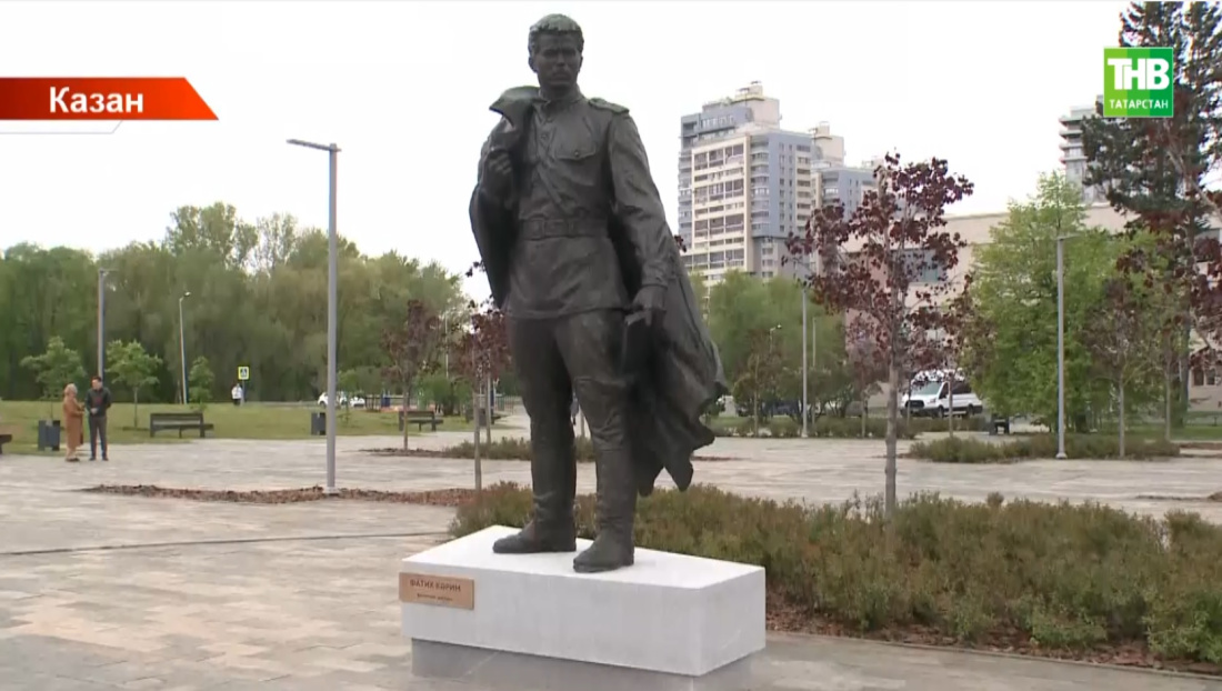 Казанда фронтовик-шагыйрь Фатыйх Кәримгә һәйкәл ачылды