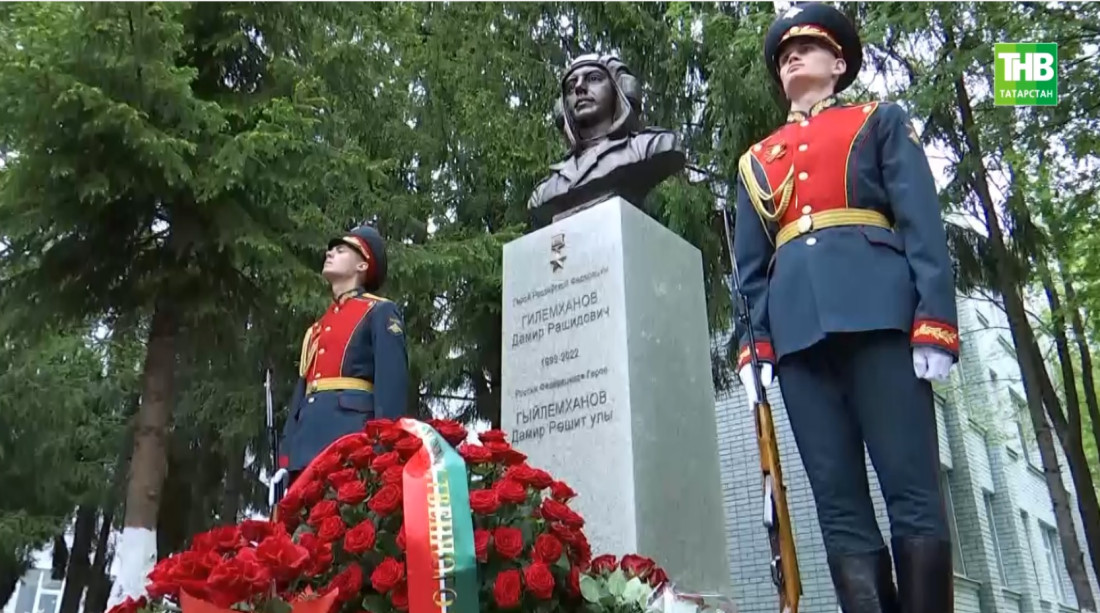 Казанда якташыбыз Россия Герое Дамир Гыйлемхановка бюст урнаштырдылар