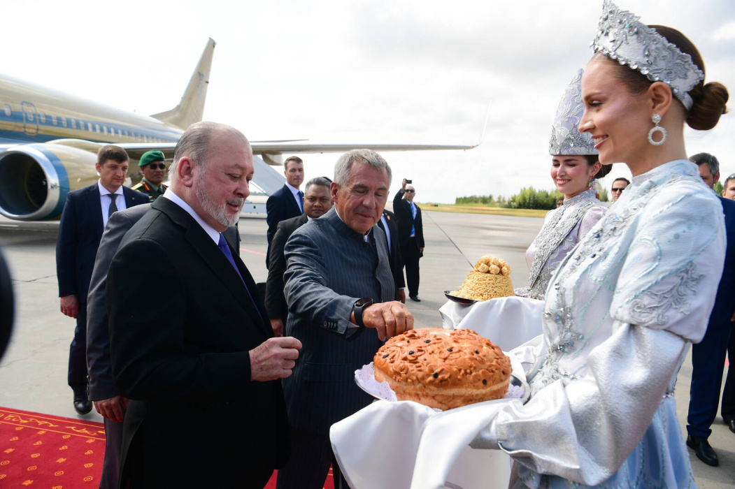 Рөстәм Миңнеханов Казан аэропортында Малайзиянең Югары хакиме Солтан Ибраһимны каршы алды