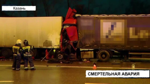 Водитель «Камаза» погиб, влетев в припаркованный грузовой полуприцеп в Казани