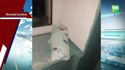 Малыш на холодном полу: камеры засняли возможную мать?