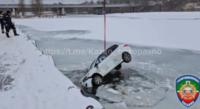 «У вас есть минута»: в МЧС рассказали, как выбраться из тонущей машины