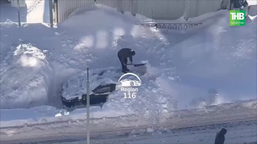 Эвакуаторы застряли, автобусы увязли: самые снежные кадры января