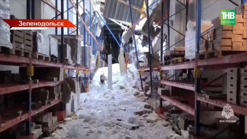 Снег продавил крышу: склад рухнул, сотрудницу вытаскивали из-под завалов