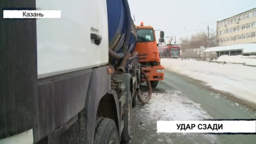Цепная реакция на Ямашева: КАМАЗ всмятку, водитель чудом выжил