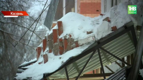 В Казани обрушилась крыша бывшей бани: под завалами могли быть люди