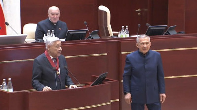 Рөстәм Миңнеханов Фәрит Мөхәммәтшинга "Ватан алдындагы казанышлары өчен" ордены тапшырды