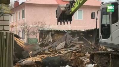 Вещи мокнут под дождем, трактор не щадит: почему в Высокой Горе уничтожают 100 построек?