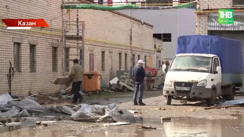 Агачлар ауган, түбәләр очкан, машиналар сытылган: Татарстанда давыл котыра