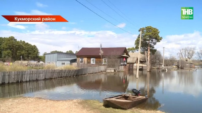Вместо машин — лодки: в Кукморском районе затоплено 30 участков, готовятся к эвакуации