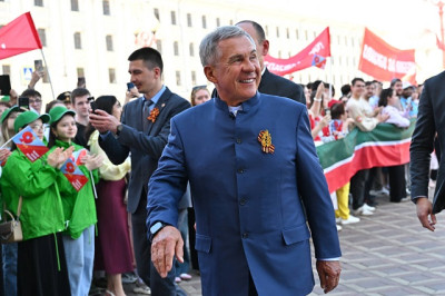 «Мы безмерно благодарны поколению победителей»: Минниханов поздравил татарстанцев с Днем Победы
