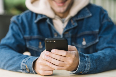 Шадаев: Минцифры ведет переговоры с Apple по восстановлению «Макса»