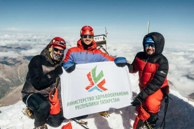 Татарстанские врачи подняли флаг Минздрава на Эльбрус