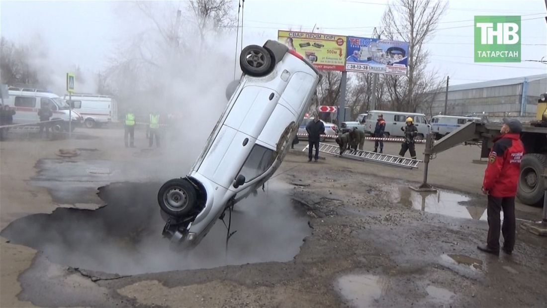 В Пензе Lada Largus провалилась в яму с кипятком (ВИДЕО)
