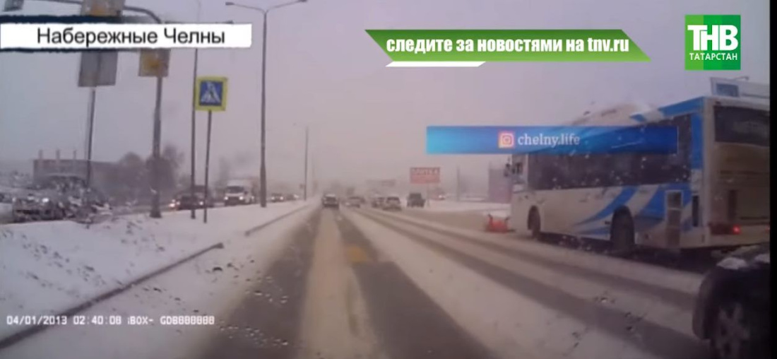 Многотонный автобус чуть не переехал женщину в Набережных Челнах (ВИДЕО)