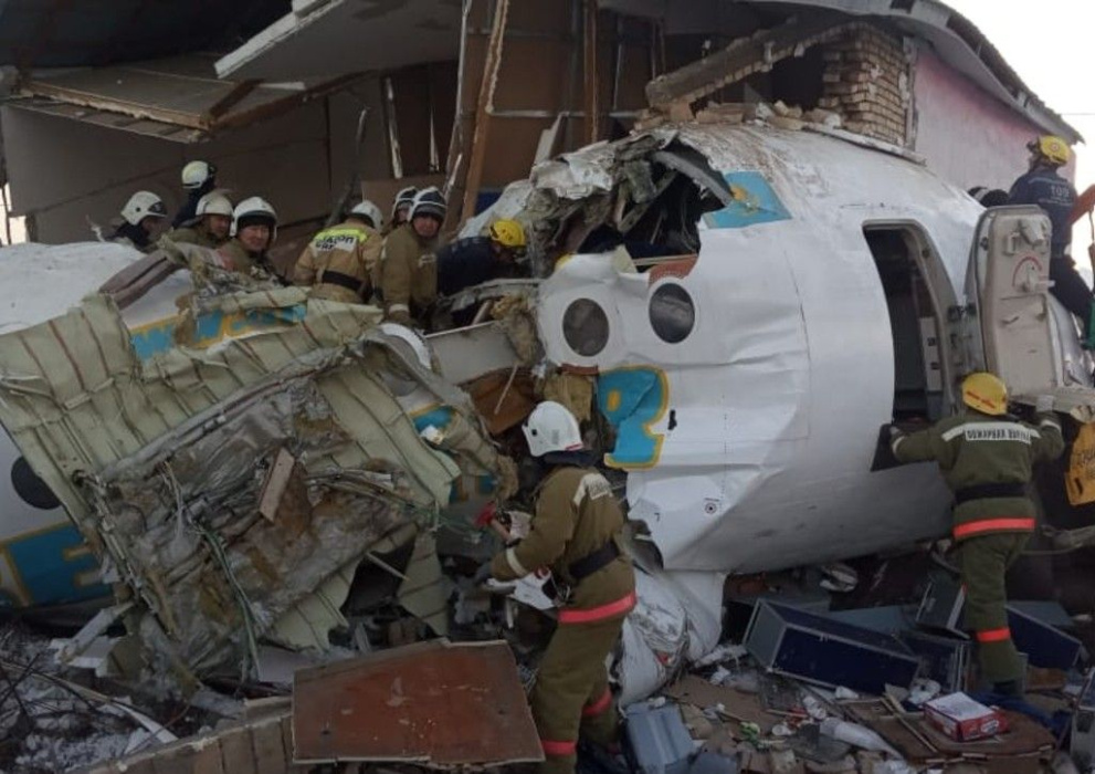 В Казахстане при крушении пассажирского самолета Bek Air погибло 15 человек