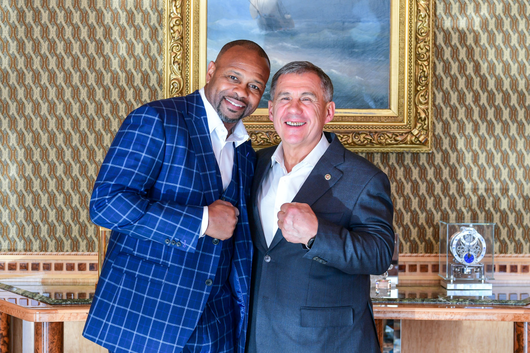 Минниханов пошутил про количество паспортов на встрече с Роем Джонсом - видео