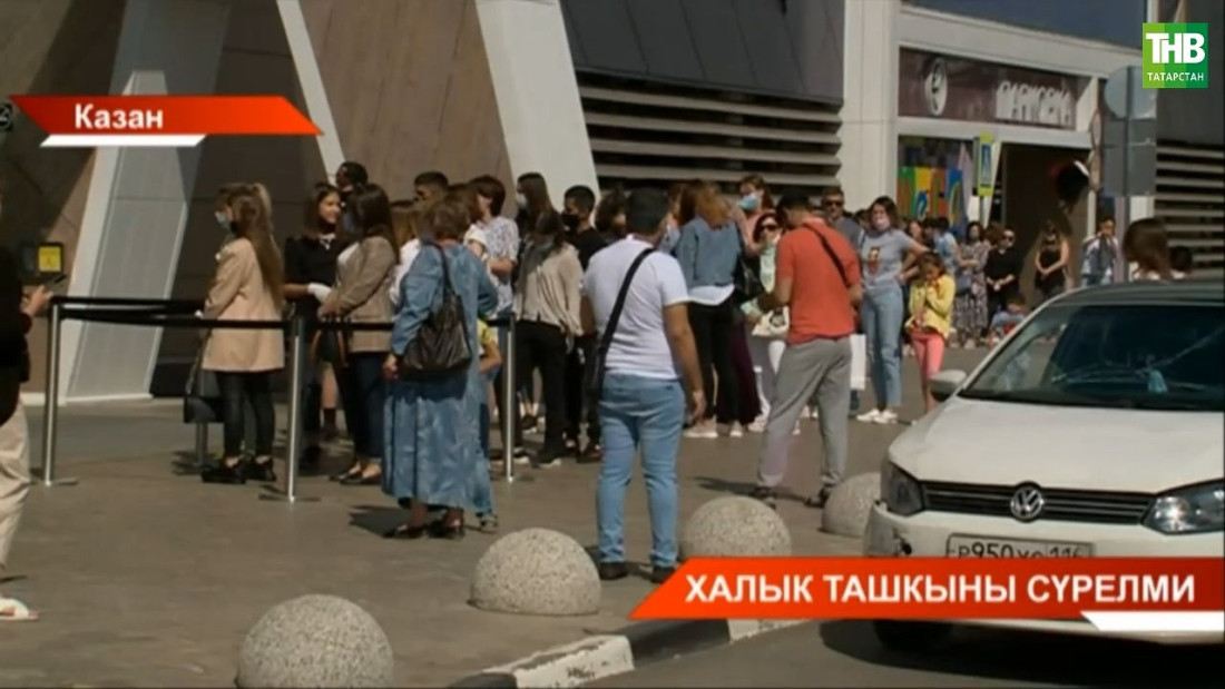 Сәүдә үзәкләренә үтәр өчен сәгатьләр буе урамда зур чиратта торырга әзерләр