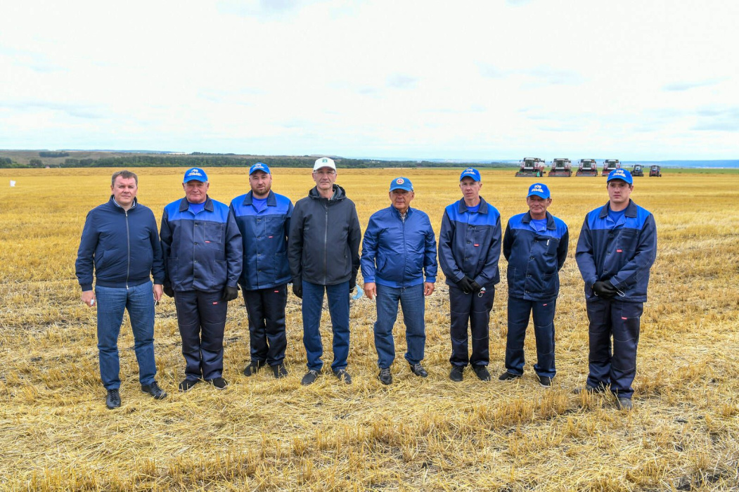 «Два миллиона тонн зерна»: Рустам Минниханов встретился с механизаторами Ютазинского района - видео