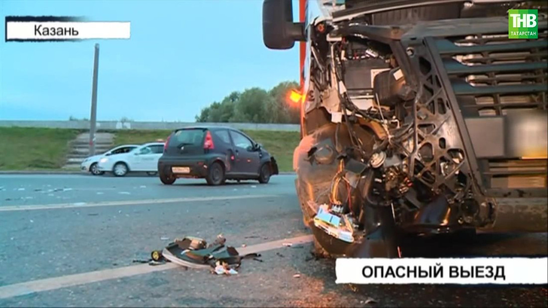 Автоледи в Казани въехала в грузовик