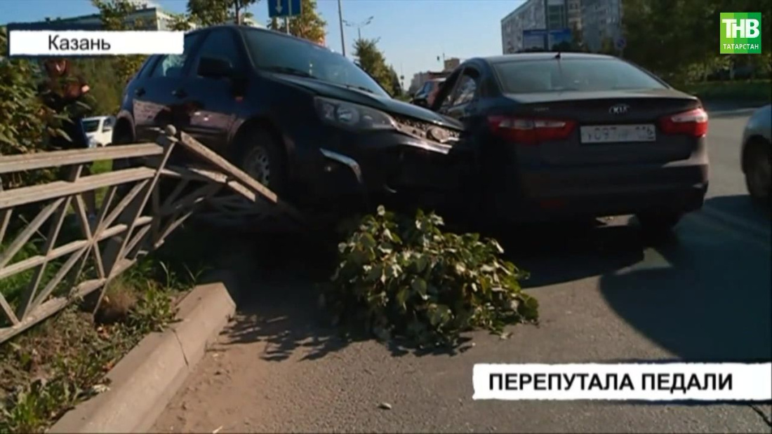В Казани женщина-водитель устроила крупную аварию, перепутав педаль тормоза с газом
