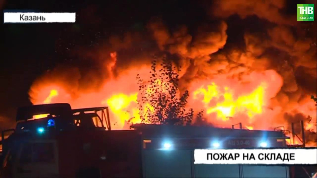 В Казани сгорел металлический ангар с автозапчастями