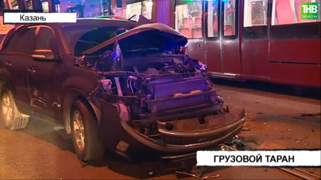 В центре Казани грузовик протаранил внедорожник
