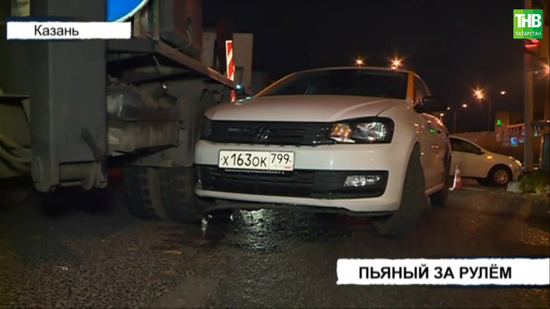 В Казани нетрезвый водитель протаранил автовышку