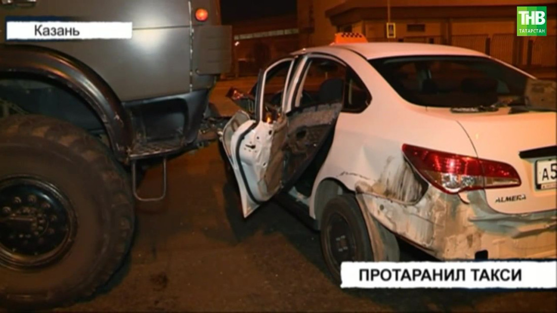 В Казани «Камаз» протаранил автомобиль такси
