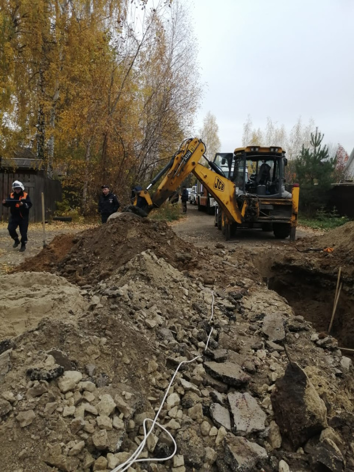 В Казани в «Плодопитомнике» при прокладке траншеи засыпало двух человек