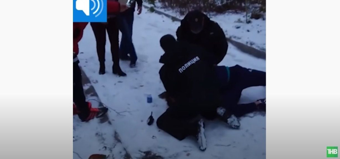 В Пермском крае полицейские жестко скрутили мужчину без маски на глазах у ребенка