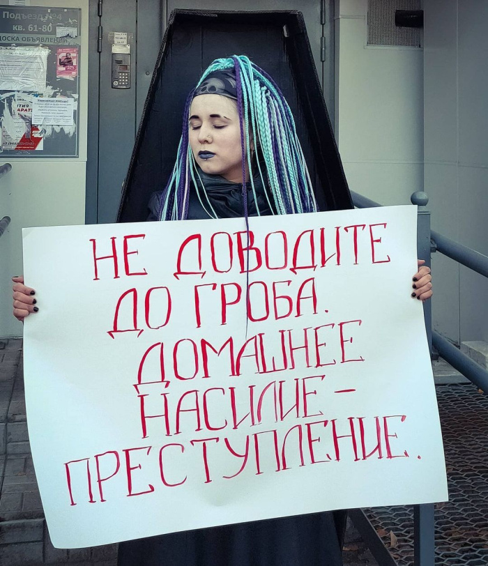 В Казани феминистка сфотографировалась у отдела полиции в гробу