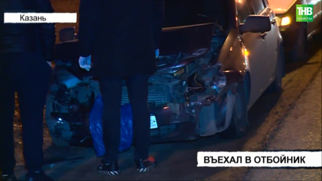 В Казани "Лада Калина" влетела в отбойник