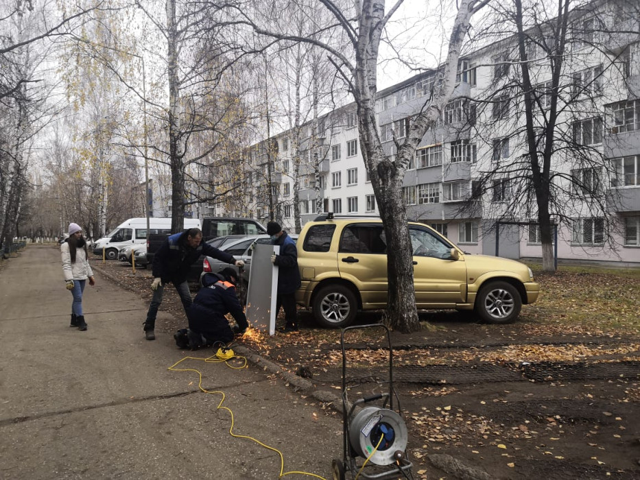 В Челнах ликвидировали незаконную парковку возле дома после инцидента с каретой скорой помощи