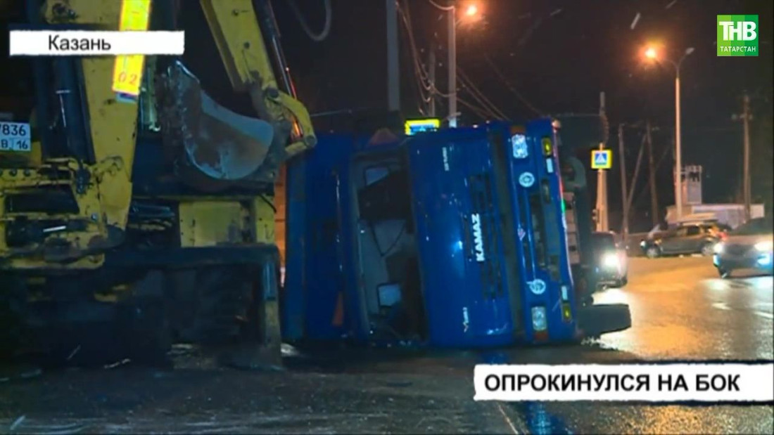 В Казани опрокинулся груженый «Камаз»
