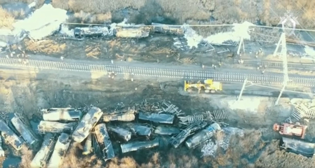 Во Владимирской области в результате масштабного схода с рельсов грузового поезда погиб человек