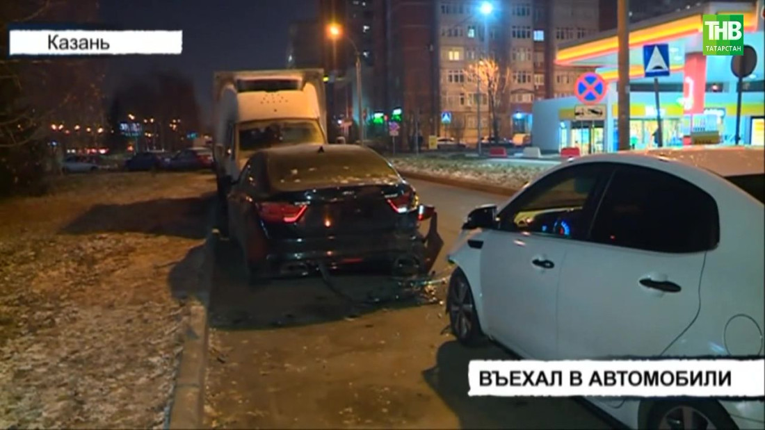 В Казани «Киа» протаранила припаркованную иномарку