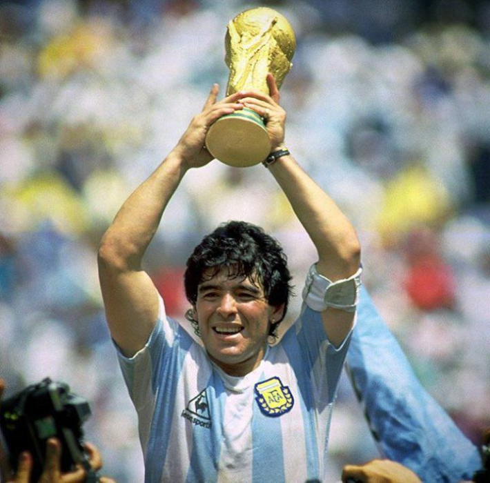 Марадону похоронили в Буйэнос-Айресе рядом с родителями