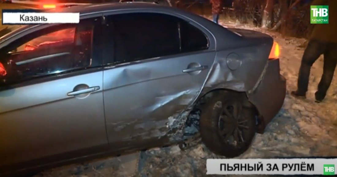 В Казани пьяный автомобилист на "Ладе" протаранил "Митсубиси"