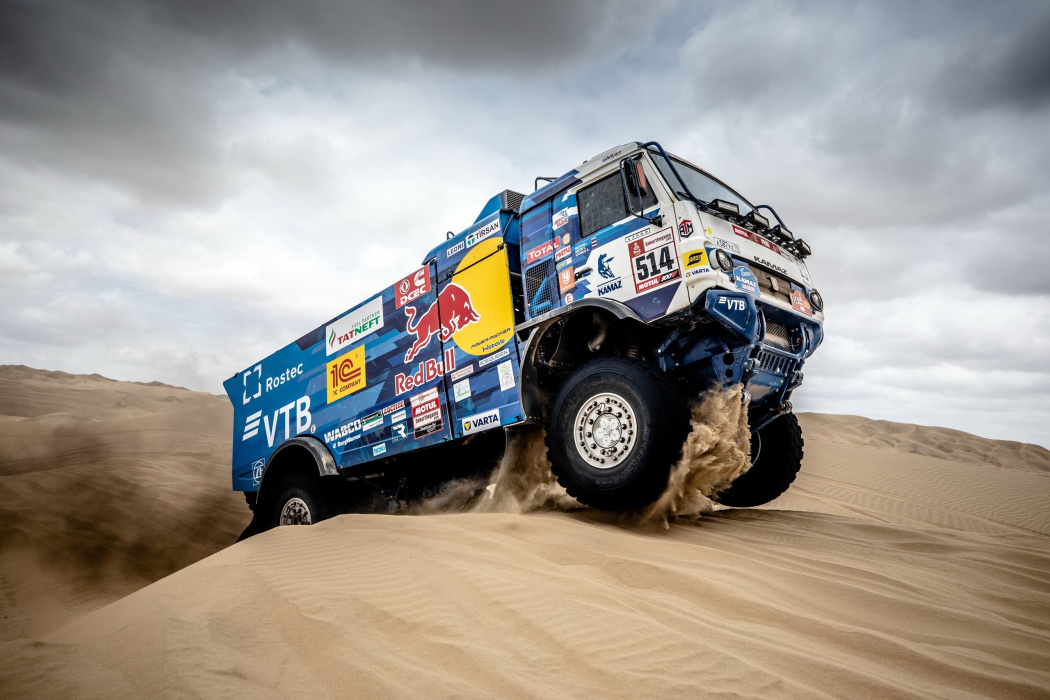 На горизонте Красное море: «КАМАЗ» укрепляет лидерские позиции в ралли «Дакар» - видео