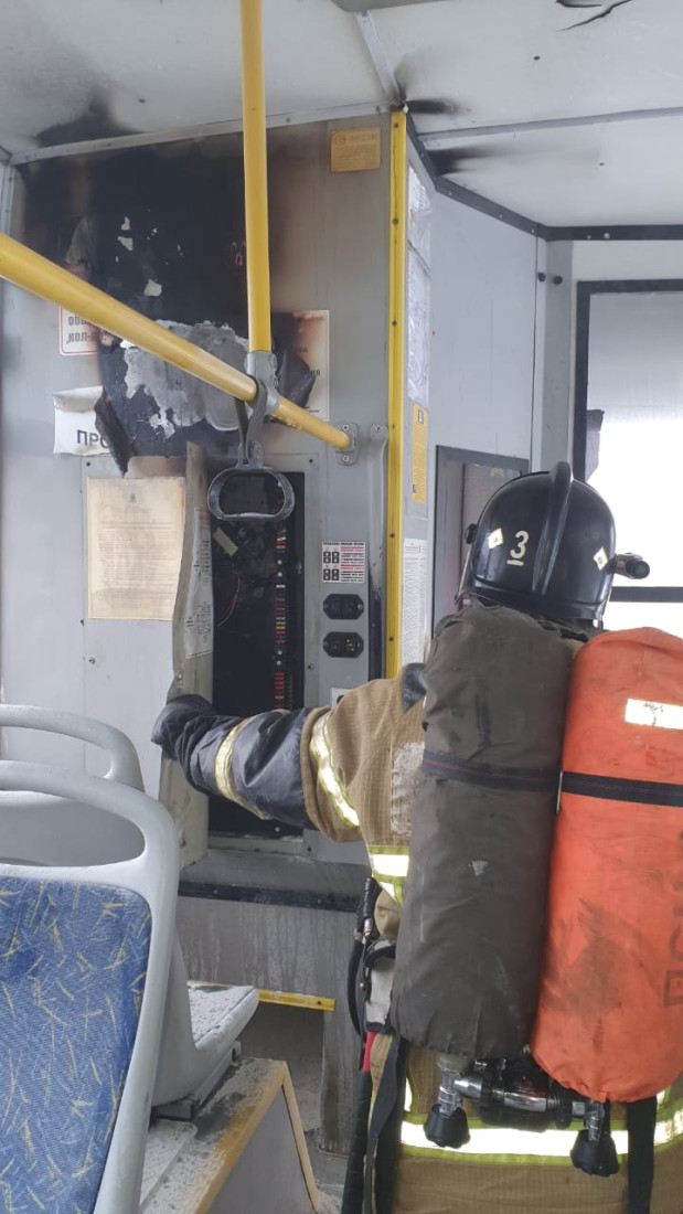 В Казани у автобуса на ходу вспыхнула кабина