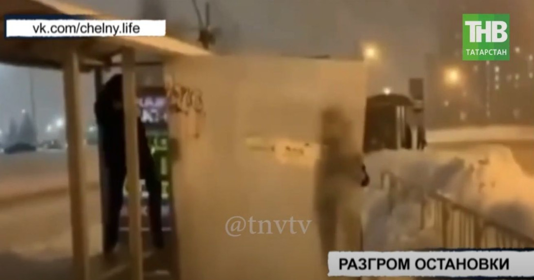 В Челнах пьяные подростки разгромили остановку - видео