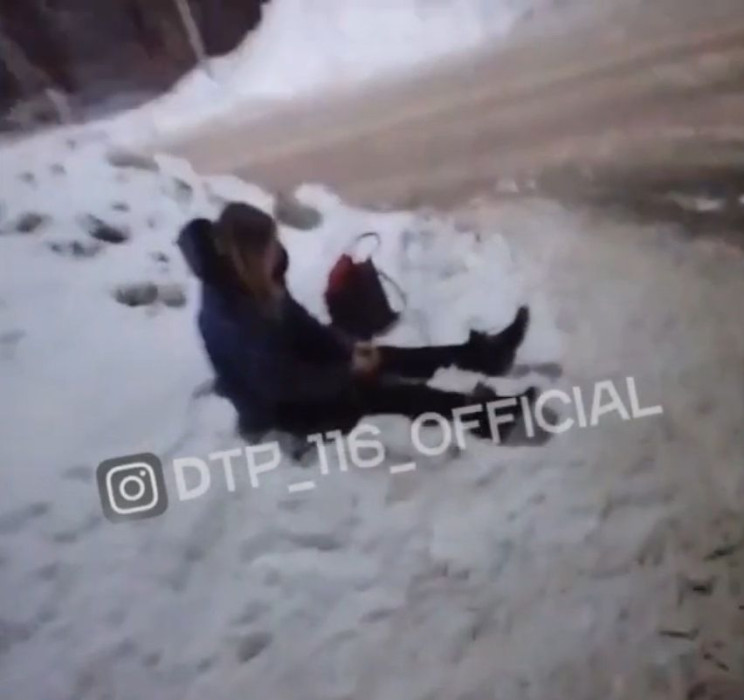 В Казани пассажирку автобуса вышвырнули в сугроб